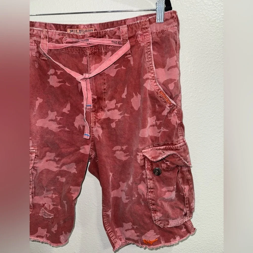 True Religion Men’s Red Cargo Cut Off/ Raw Edge Pockets Logo Shorts Size 32.